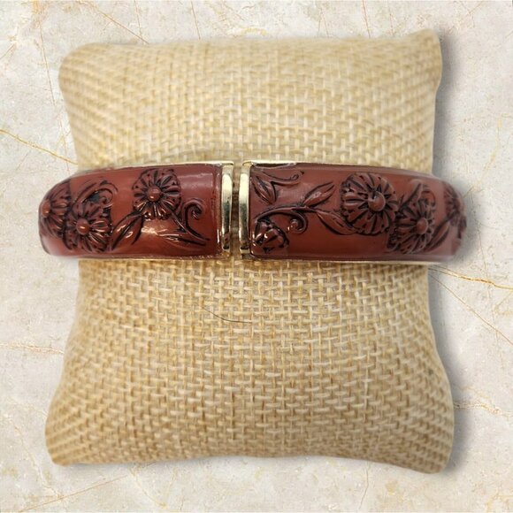 Vintage Monet Bracelet Faux Cinnabar Carved Raised Floral Gold Tone Stretch - Picture 2 of 8